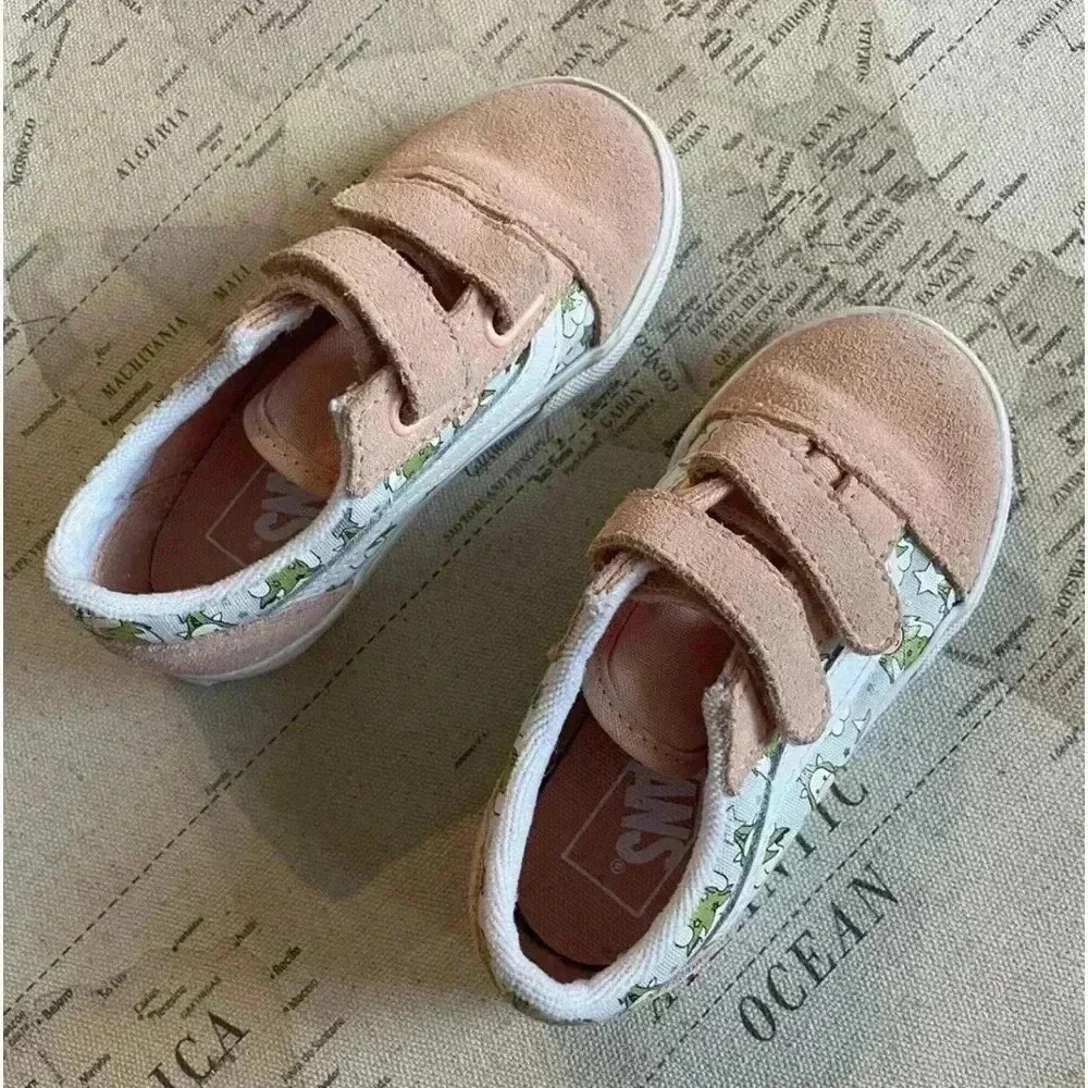 Vans Holiday Unicorn Old Skool V
Sneakers  Size 8 - Picture 2 of 6